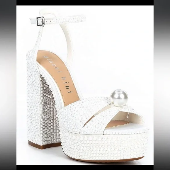 While pearl heels - Picture 1 of 7